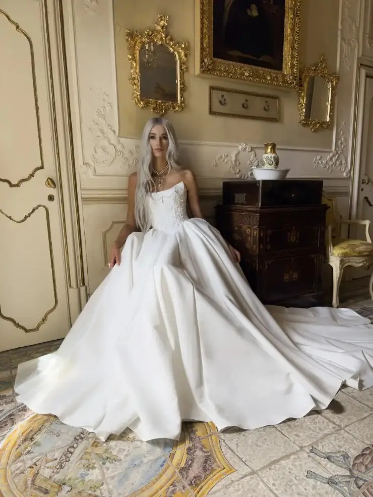 The Art of Simplicity: Embracing Minimalist Elegance in Bridal Fashion Image